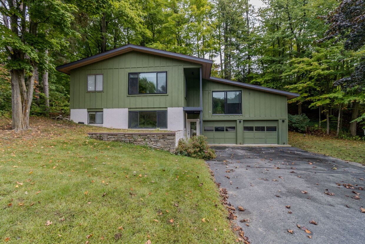 Foto principal - Live Large – Gorgeous Home with 4 Beds, 3 ...