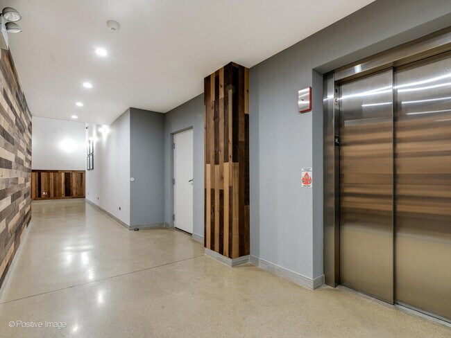 Foto del edificio - 1822 W Irving Park Rd