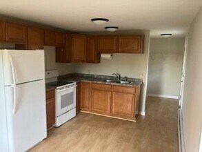 Building Photo - 450 Main St