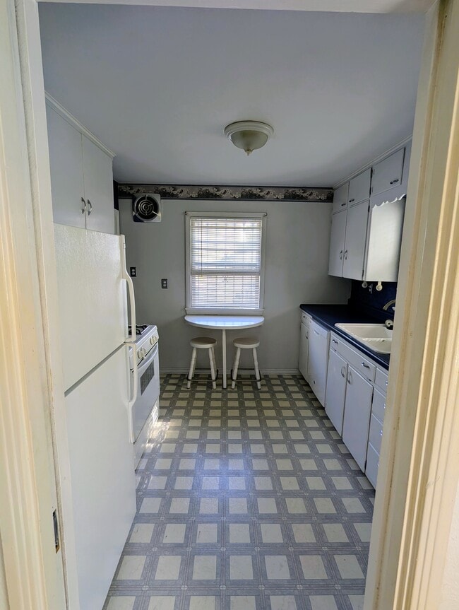 Kitchen - 119 Farragut Ave