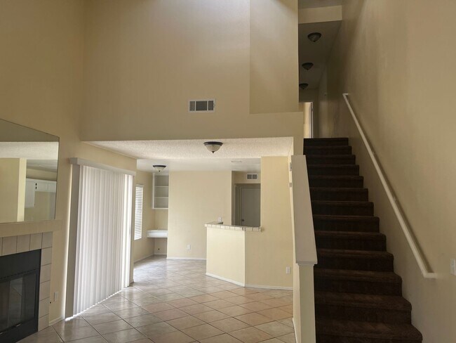 Foto del edificio - 2BD/ 3BTH TOWNHOUSE EAST PALMDALE