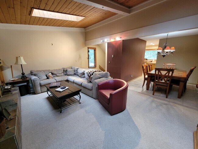 Foto del edificio - 2540 Kinnikinnick Rd