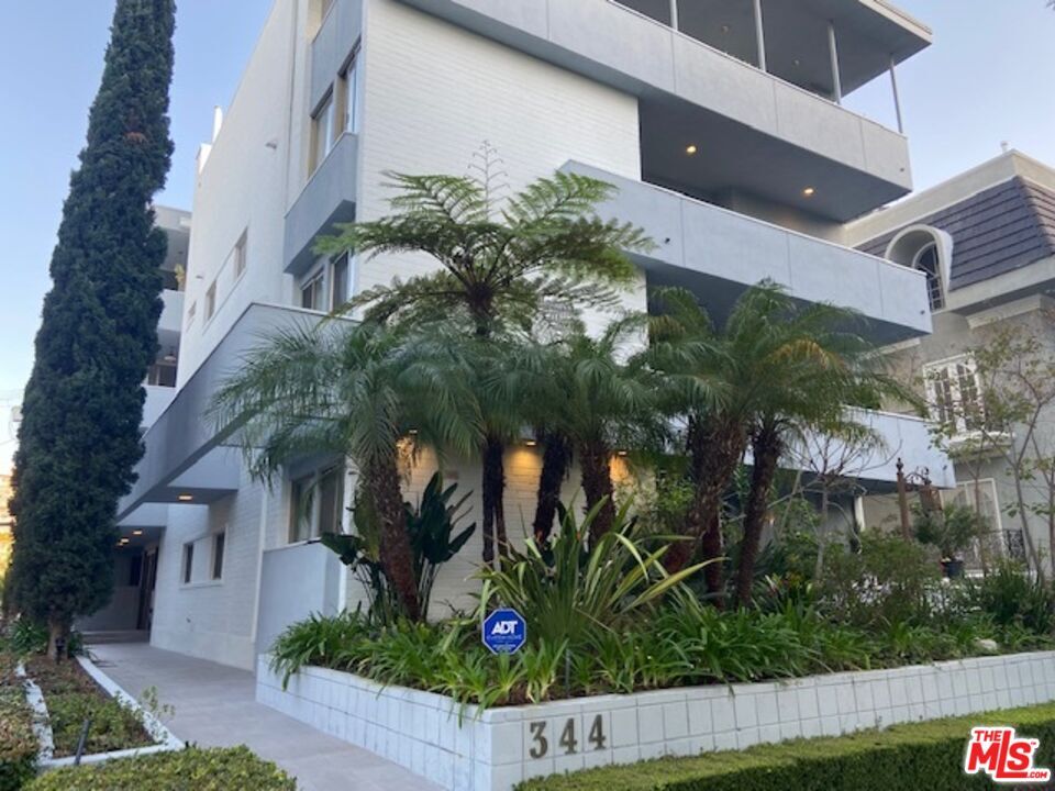Foto principal - 344 N Palm Dr