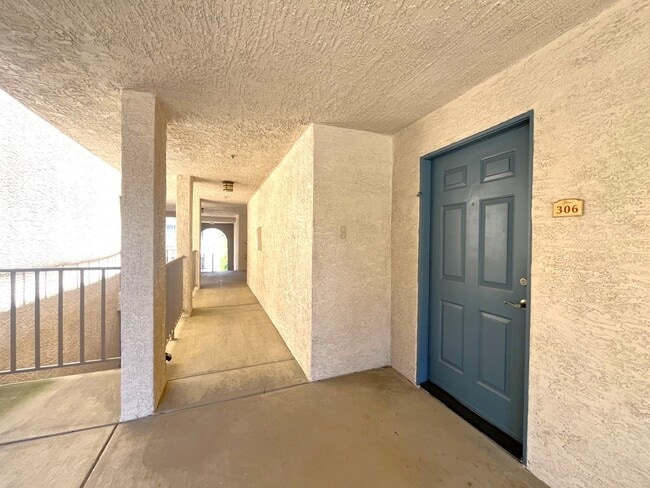 Building Photo - 1020 La Terraza Cir