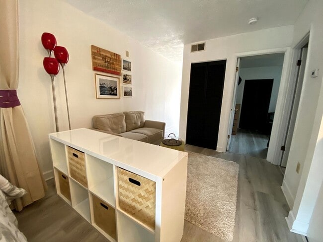 Photo - 3271 Niagara Square Apartment