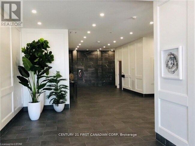 Photo du bâtiment - 260 Villagewalk Blvd