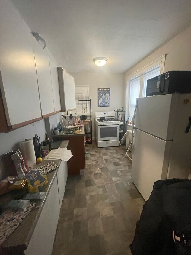 Building Photo - Very Big Sunny 1 Bed NO FEE Close to Everything Laundry Students ok  JUNE 1