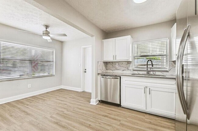 Foto del edificio - 10215 N 23rd St