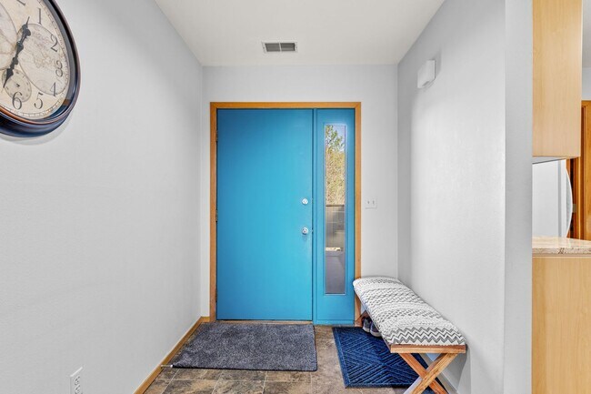 Foto del edificio - Flatiron View Retreat with Vaulted Ceilings & Private Balcony