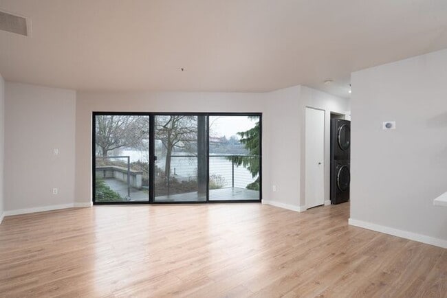 Building Photo - Modern Waterfront Living at The McCormick Pier! Call TODAY to schedule a tour! 503-664-4101