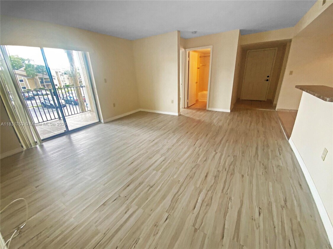 Primary Photo - 400 Palm Cir W