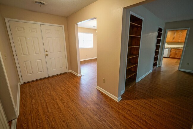 Building Photo - 410 Gaither Dr