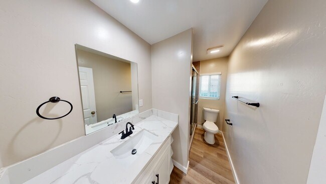 Foto del edificio - Renovated! 4BD/2BA on La Dorna