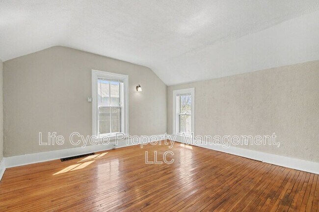 Foto del edificio - 329 Charles Ave SE