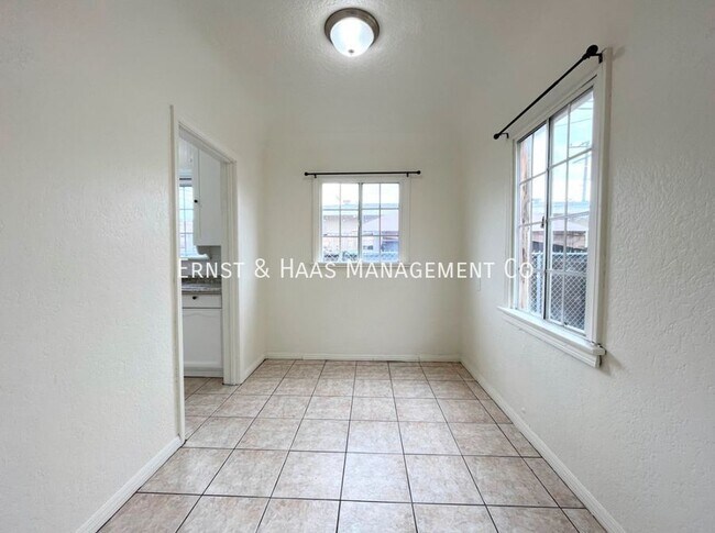 Building Photo - Cozy 1 Bedroom House In The Heart of Lynwo...