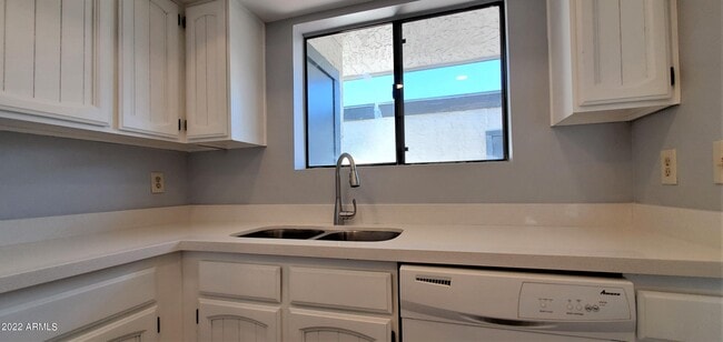 Building Photo - 3411 N 12th Pl