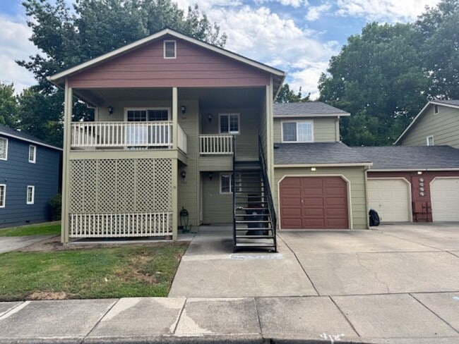 Building Photo - 3 Bedroom Upstairs Condo with Garage
