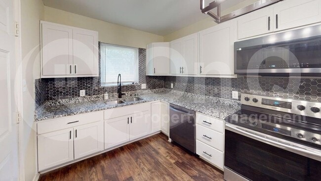 Photo - 1524 Hilltop Dr House