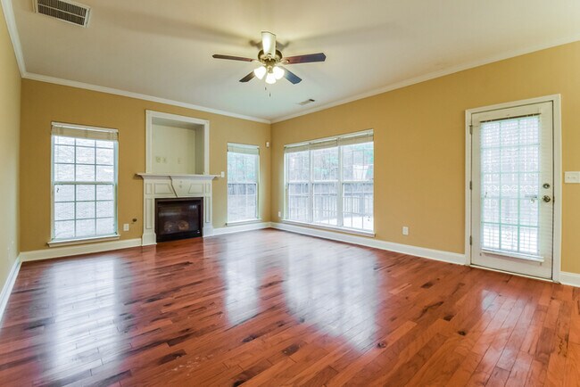 Building Photo - Elegant Home in Lithonia, GA!