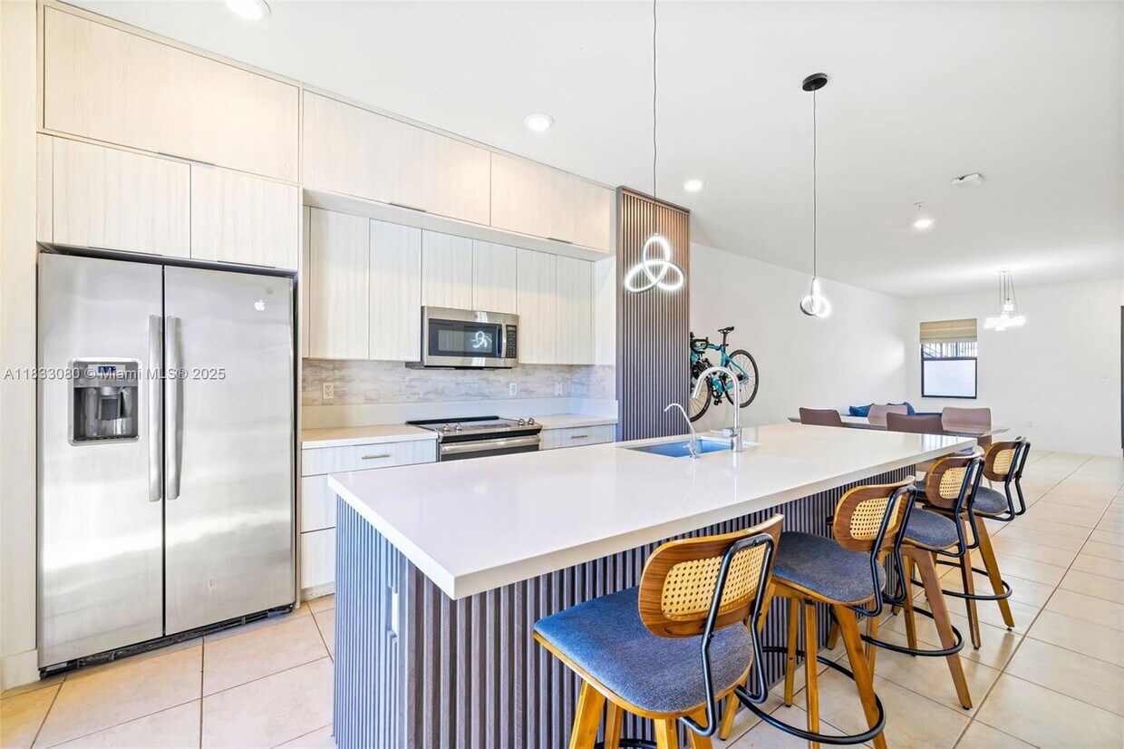 Foto principal - 7825 NW 104th Ave