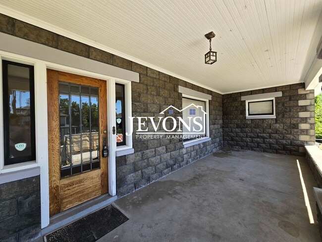 Building Photo - Charming 3-bedroom home with large backyar...