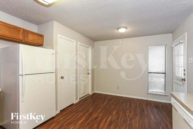 Building Photo - 2321 Lakeshore Ln