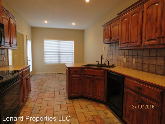 Building Photo - 3 br, 2 bath House - 1015 E Waterford Blvd