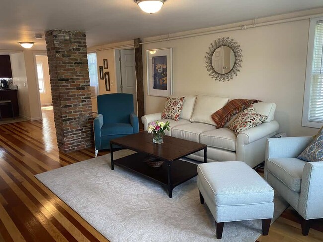 Building Photo - 14 Main St