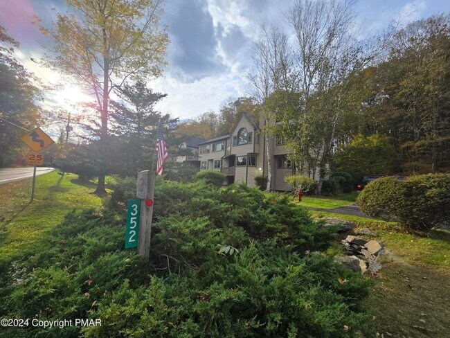 Foto del edificio - Beautiful townhouse across from Shawnee Mountain Ski Area