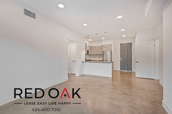 Building Photo - 453 S Kenmore Ave