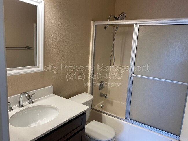 Foto del edificio - 7130 Shoreline Dr