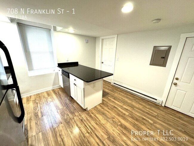 Building Photo - Large updated unit!!