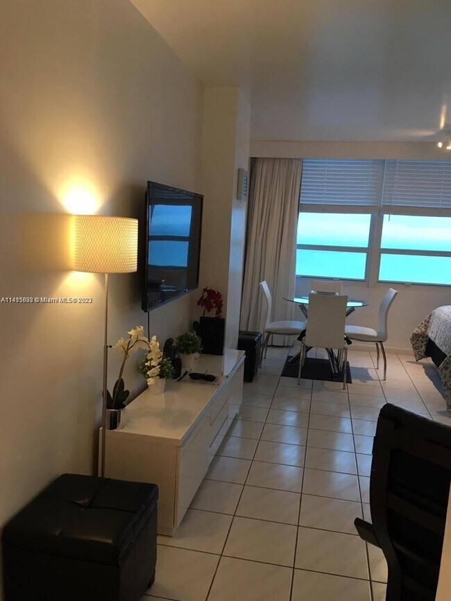 Foto del edificio - 5445 Collins Ave