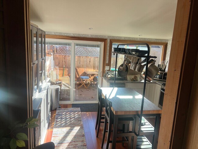 Building Photo - Cozy and Fully Furnished Burlingame Studio!