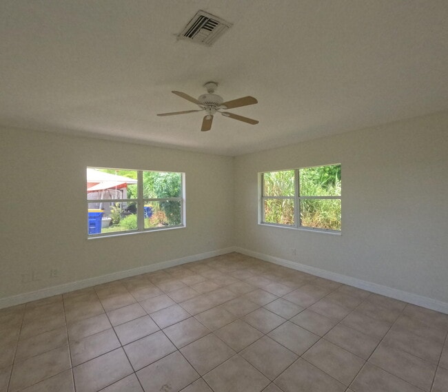Building Photo - 5555 SE 47th Ave