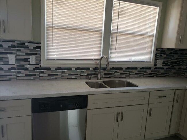 Building Photo - 2 bedroom in Oakland CA 94601