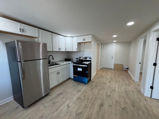 Building Photo - 2 bedroom 1 bath Apartment close to campus