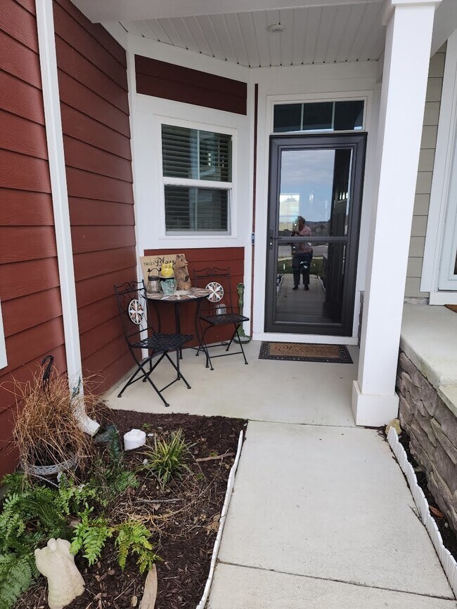 Building Photo - Gorgeous 3 bd/2.5 bath with/2 car garage