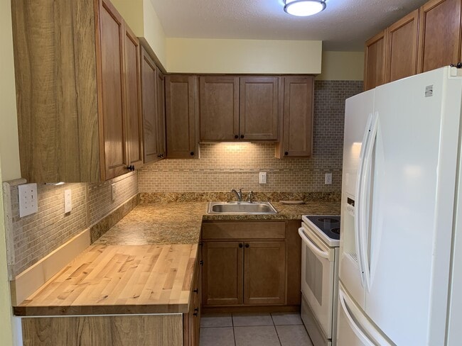 Building Photo - 1120 Vineyard St