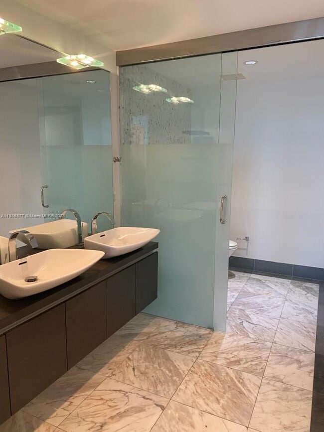 Building Photo - 200 Biscayne Blvd Way
