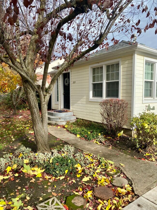 Frente - 209 Willamette Ave