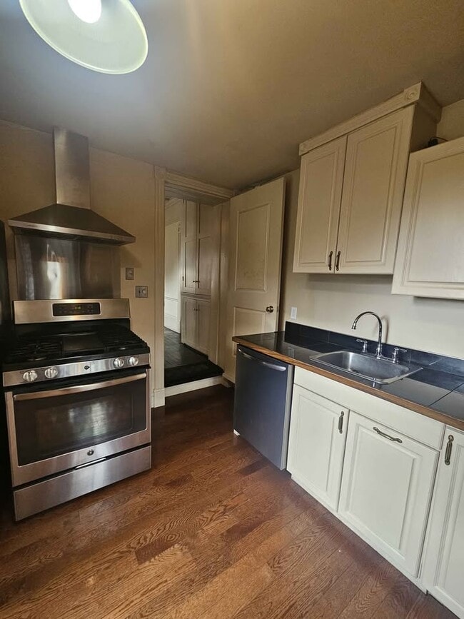 Building Photo - 603 Queens Av