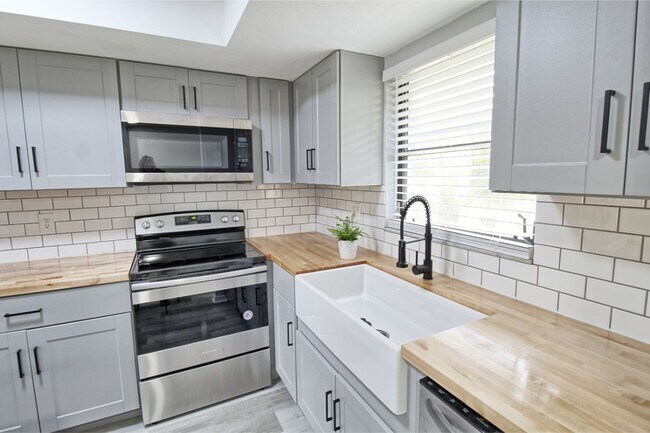 Building Photo - Gorgeous New Remodel! Pine Haven Condo in ...