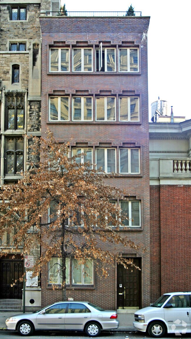 Building Photo - 591 Park Ave