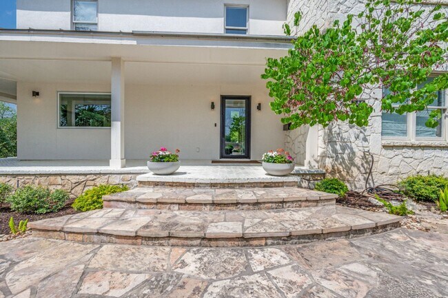 Foto del edificio - BEAUTIFUL TERRELL HILLS 5-BEDROOM HOME