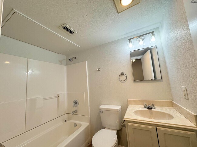 Foto del edificio - 4621 Johnson Rd