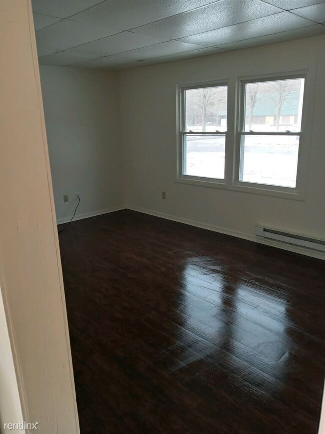 Building Photo - 2 br, 1 bath Duplex - 808 Commercial St