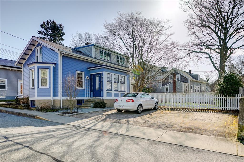7 Warner St Unit Front, Newport, RI 02840 Room for Rent in Newport