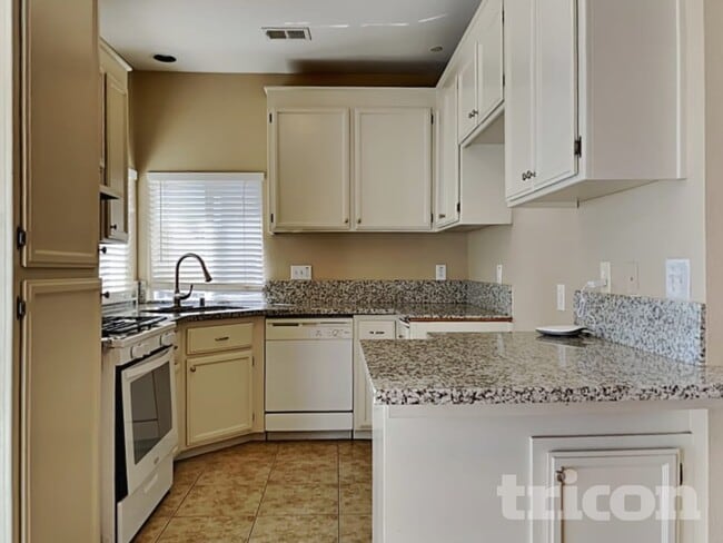 Building Photo - 408 Falcon Dr