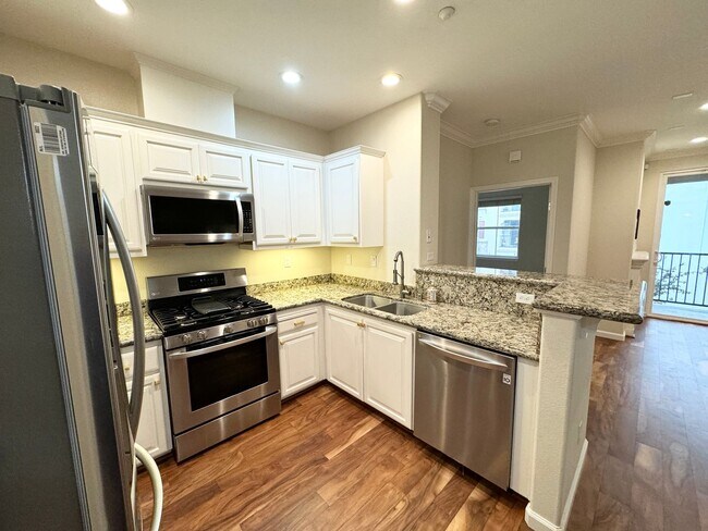 Building Photo - Perfect Shape Luxury Condo in the Terraces...